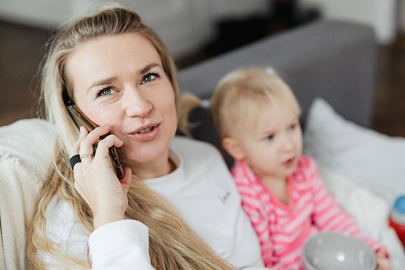Genitori sempre al telefono: figli meno sicuri e realizzati