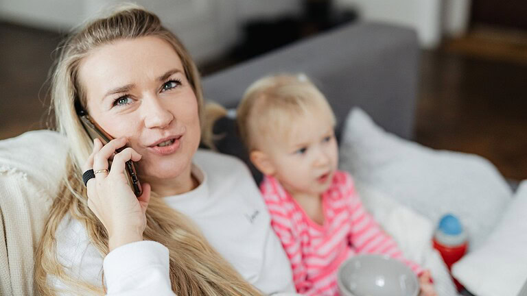 Genitori sempre al telefono: figli meno sicuri e realizzati