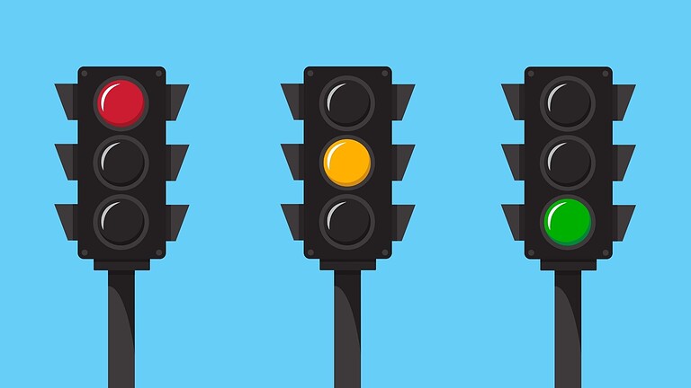 Semaforo giallo, cosa dice il Codice della Strada e le multe