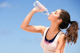 Bere poca acqua aumenta lo stress: lo dice la scienza