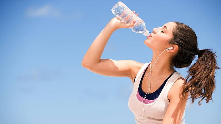 Bere poca acqua aumenta lo stress: lo dice la scienza