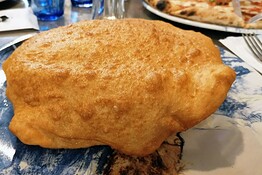 Pizza fritta, la storia napoletana che sfamò la città nel dopoguerra