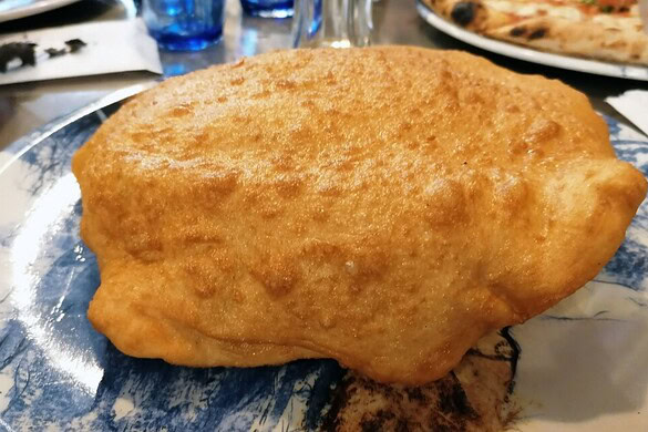 Pizza fritta, la storia napoletana che sfamò la città nel dopoguerra