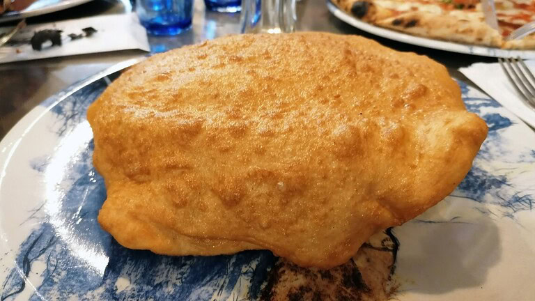 Pizza fritta, la storia napoletana che sfamò la città nel dopoguerra