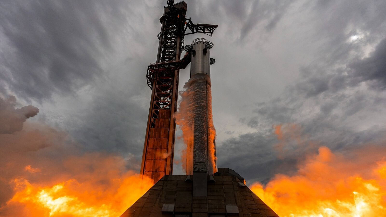 Starship, tredicesimo volo di prova con veri satelliti Starlink