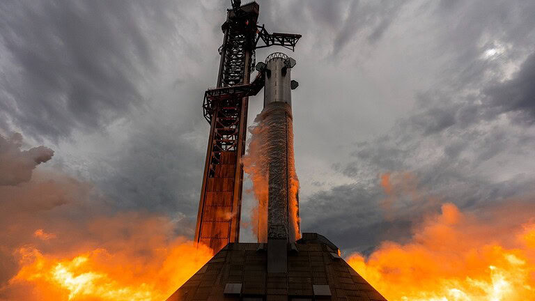 Starship, tredicesimo volo di prova con veri satelliti Starlink