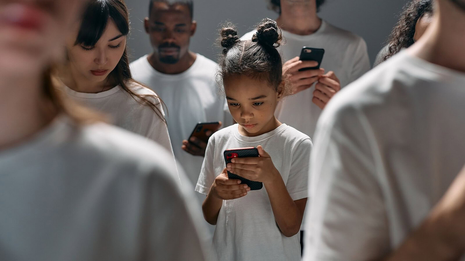 Social vietati sotto i 13 anni: la proposta UE cambia la sicurezza
