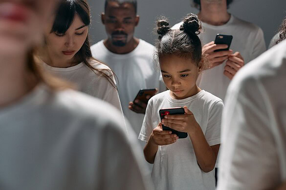 Social vietati sotto i 13 anni: la proposta UE cambia la sicurezza
