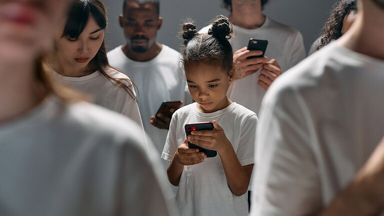 Social vietati sotto i 13 anni: la proposta UE cambia la sicurezza