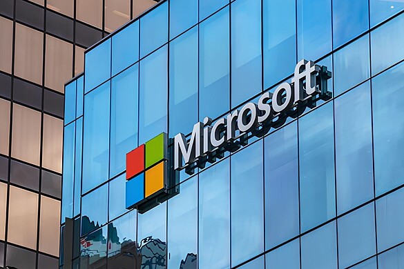 Microsoft, Nadella accusa: le aziende AI sfruttano i vostri dati