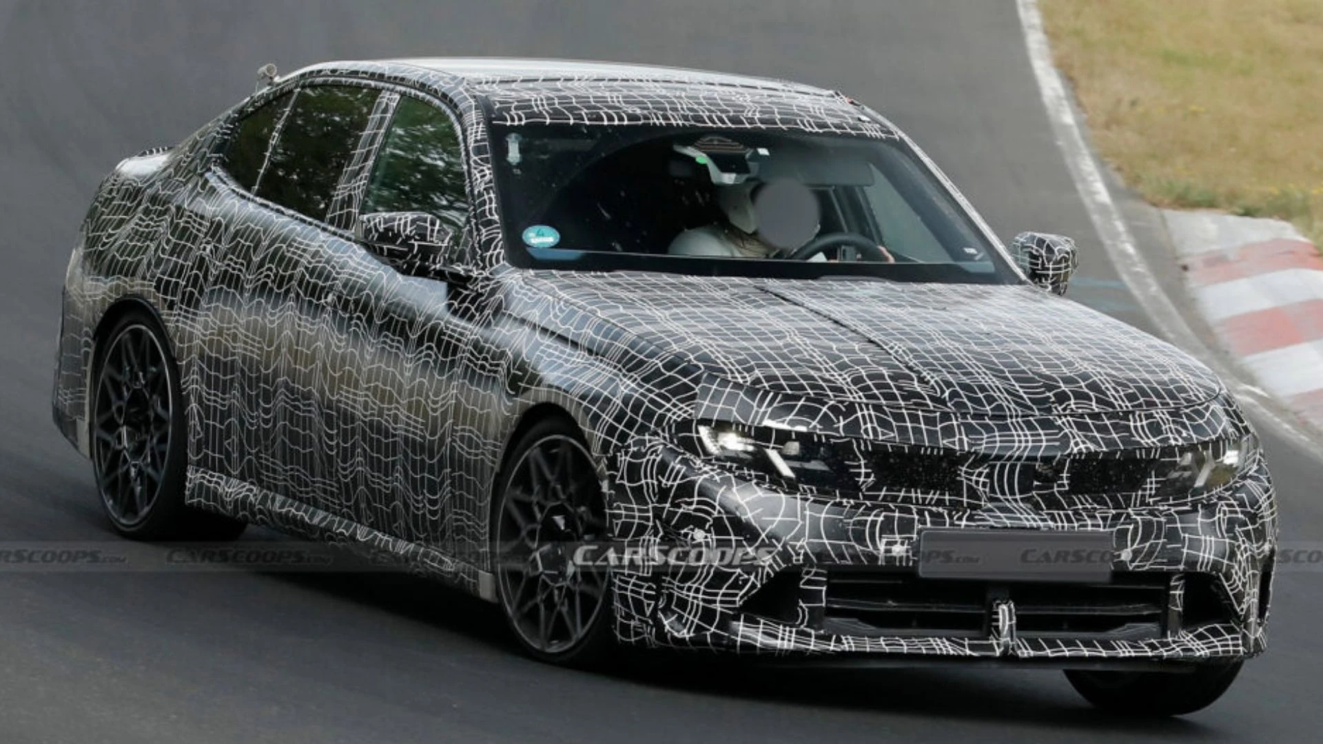 BMW M350 BMW M350, foto spia rivelano un sei cilindri da oltre 400 CV