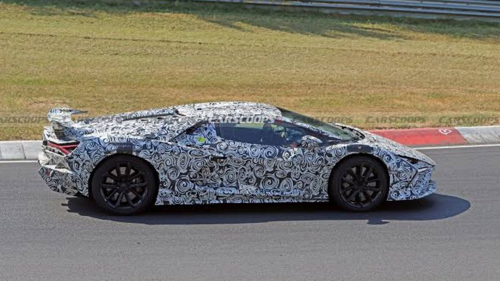 Lamborghini Revuelto SV avvistata al Nürburgring durante i test