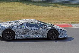 Lamborghini Revuelto SV avvistata al Nürburgring durante i test
