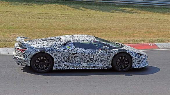 Lamborghini Revuelto SV avvistata al Nürburgring durante i test