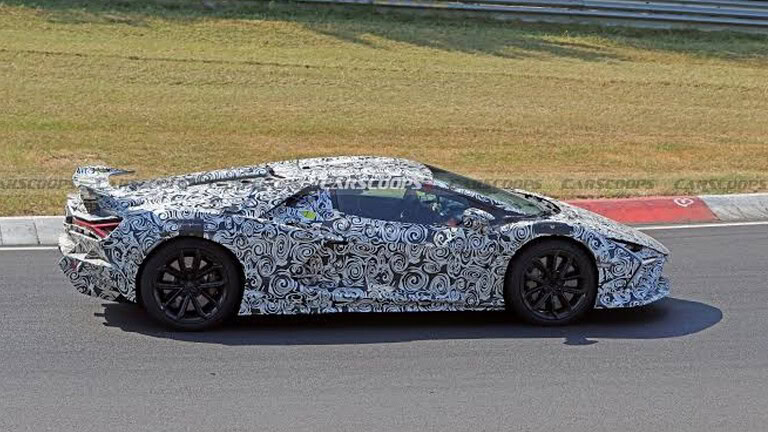Lamborghini Revuelto SV avvistata al Nürburgring durante i test