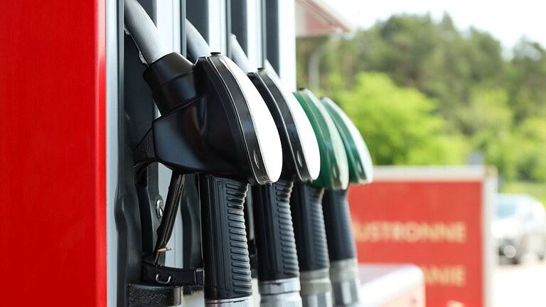 Riforma carburanti approvata: dal 2028 obbligo di ricarica elettrica