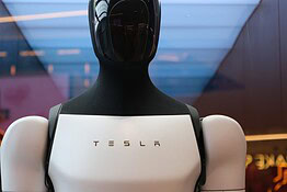 Tesla Optimus, Musk ammette: sarà il prodotto più difficile da produrre