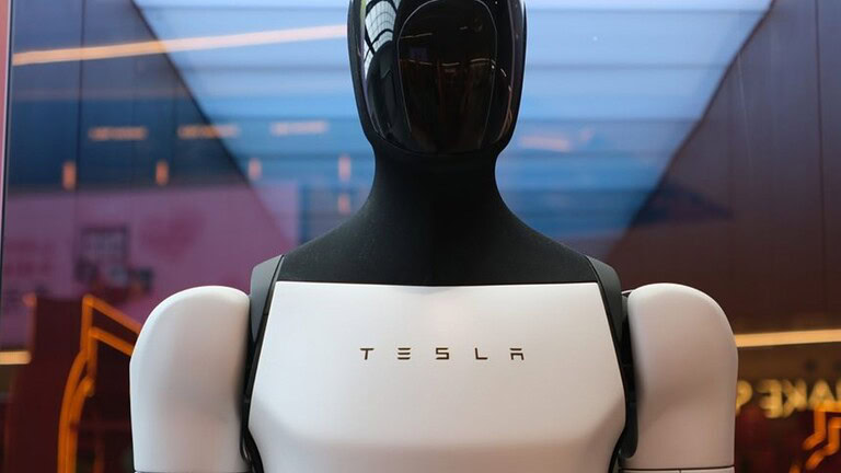 Tesla Optimus, Musk ammette: sarà il prodotto più difficile da produrre