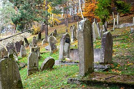Sepolture in casa: perché un tempo i morti vivevano con noi?