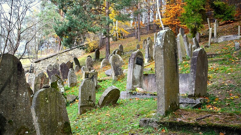 Sepolture in casa: perché un tempo i morti vivevano con noi