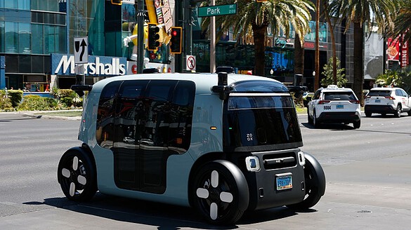 Zoox di Amazon lancia il primo robotaxi senza volante approvato