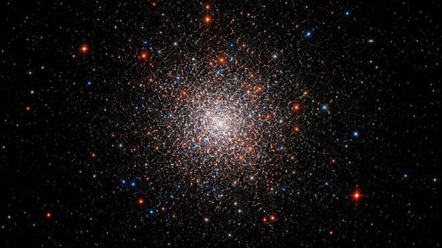 Hubble celebra i 250 anni degli USA con lo scatto dell'ammasso NGC 6426