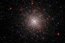 Hubble celebra i 250 anni degli USA con lo scatto dell’ammasso NGC 6426