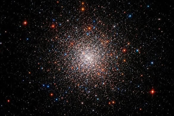 Hubble celebra i 250 anni degli USA con lo scatto dell’ammasso NGC 6426