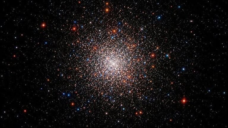 Hubble celebra i 250 anni degli USA con lo scatto dell'ammasso NGC 6426