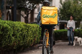 Glovo sbarca su ChatGPT e Claude: la spesa si ordina parlando