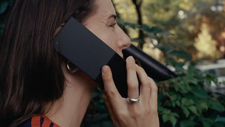 Light Flip: il feature phone a conchiglia che sfida lo smartphone