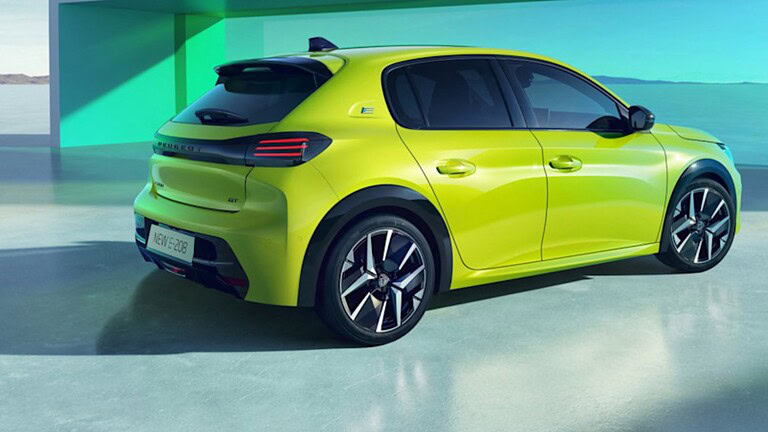 Peugeot 208, la nuova utilitaria slitta e salta il debutto a Parigi
