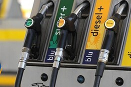 Petrolio giù del 24%, ma alla pompa il risparmio non arriva: interviene Codacons
