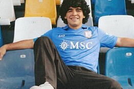 Napoli, la maglia del centenario con Maradona scatena la polemica sull’AI