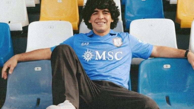 Napoli, la maglia del centenario con Maradona scatena la polemica sull'AI