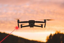 Laser anti drone: la nuova difesa USA contro gli sciami kamikaze