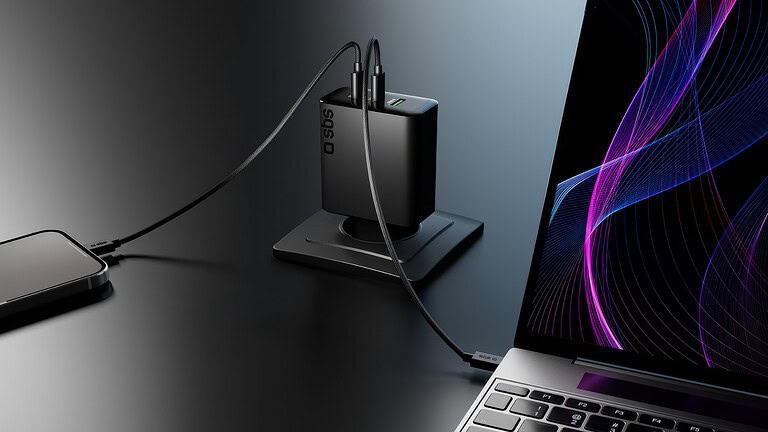 SBS lancia la gamma Laptop: caricatori GaN da 30W a 140W e stazioni desk