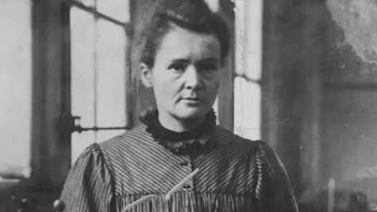 Marie Curie, il laboratorio e i quaderni ancora radioattivi