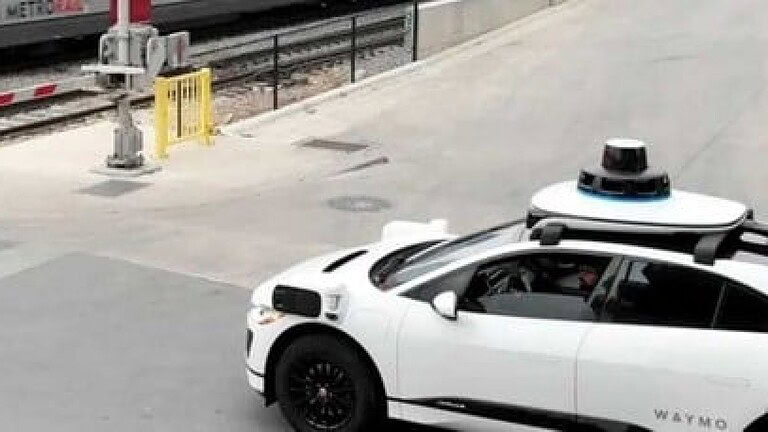 Robotaxi, il vero problema sono i passeggeri: multe in arrivo - robotaxi passeggeri incivili