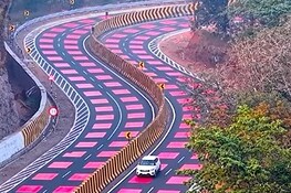 Strade dipinte di rosso: cosa significa davvero la segnaletica