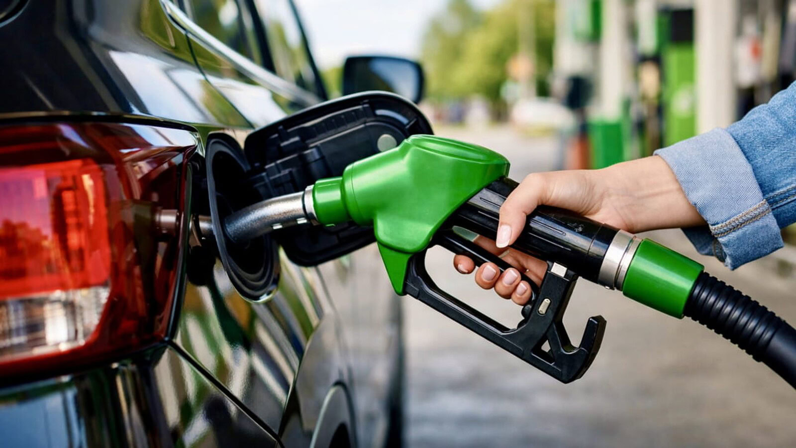 Benzina raddoppiata in 30 anni: il gasolio va ancora peggio
