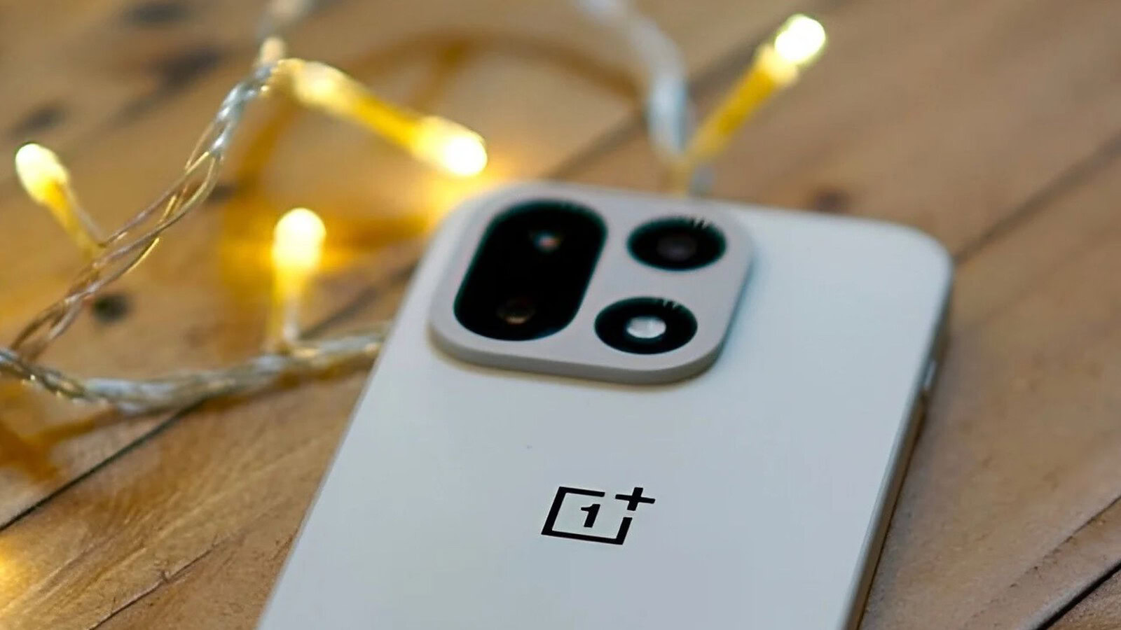 OnePlus 16, nuove info: display senza bordi e 165Hz su tutto il sistema