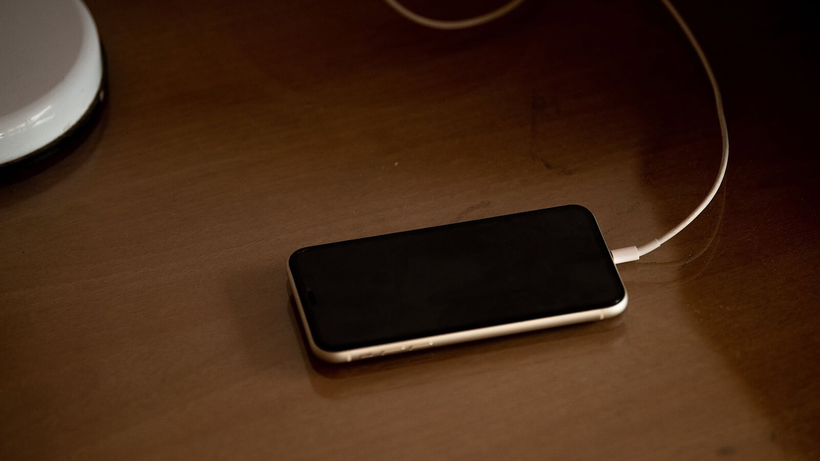 Caricabatterie del portatile per il telefono: cosa accade davvero