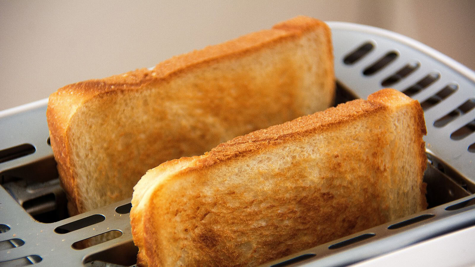 Toast che cade dal lato imburrato: la fisica spiega perché