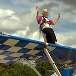 Uomo di 97 anni cammina sull'ala di un aereo in volo: è record