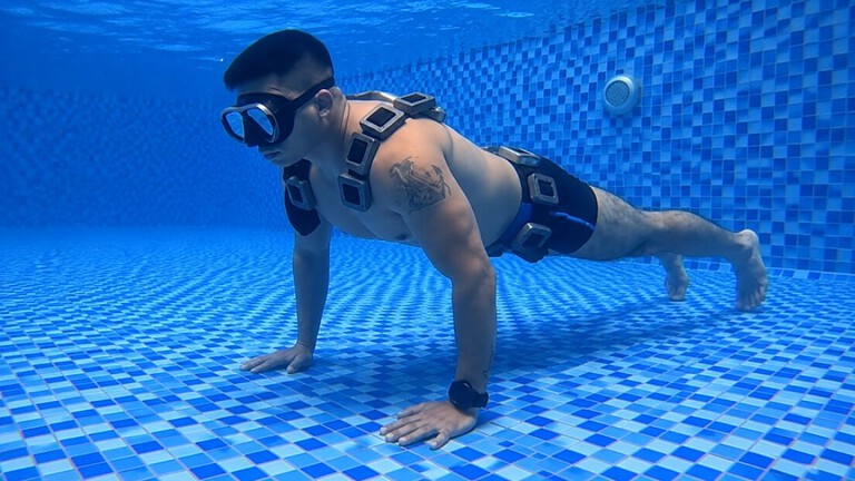 Flessioni sott'acqua, 86 in un solo respiro: è record Guinness