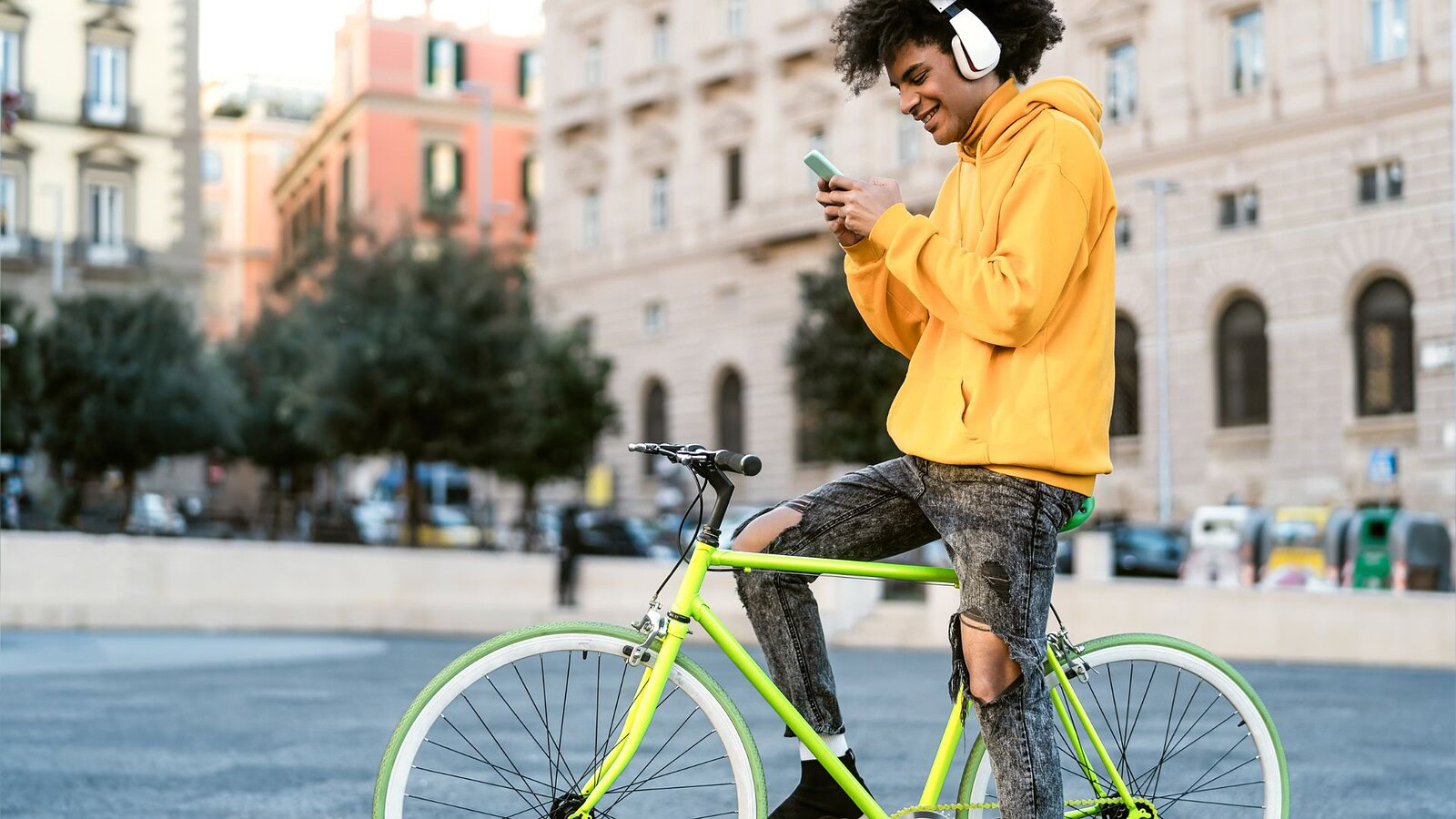 Smartphone sul manubrio: quando scatta la multa fino a 1.400 euro