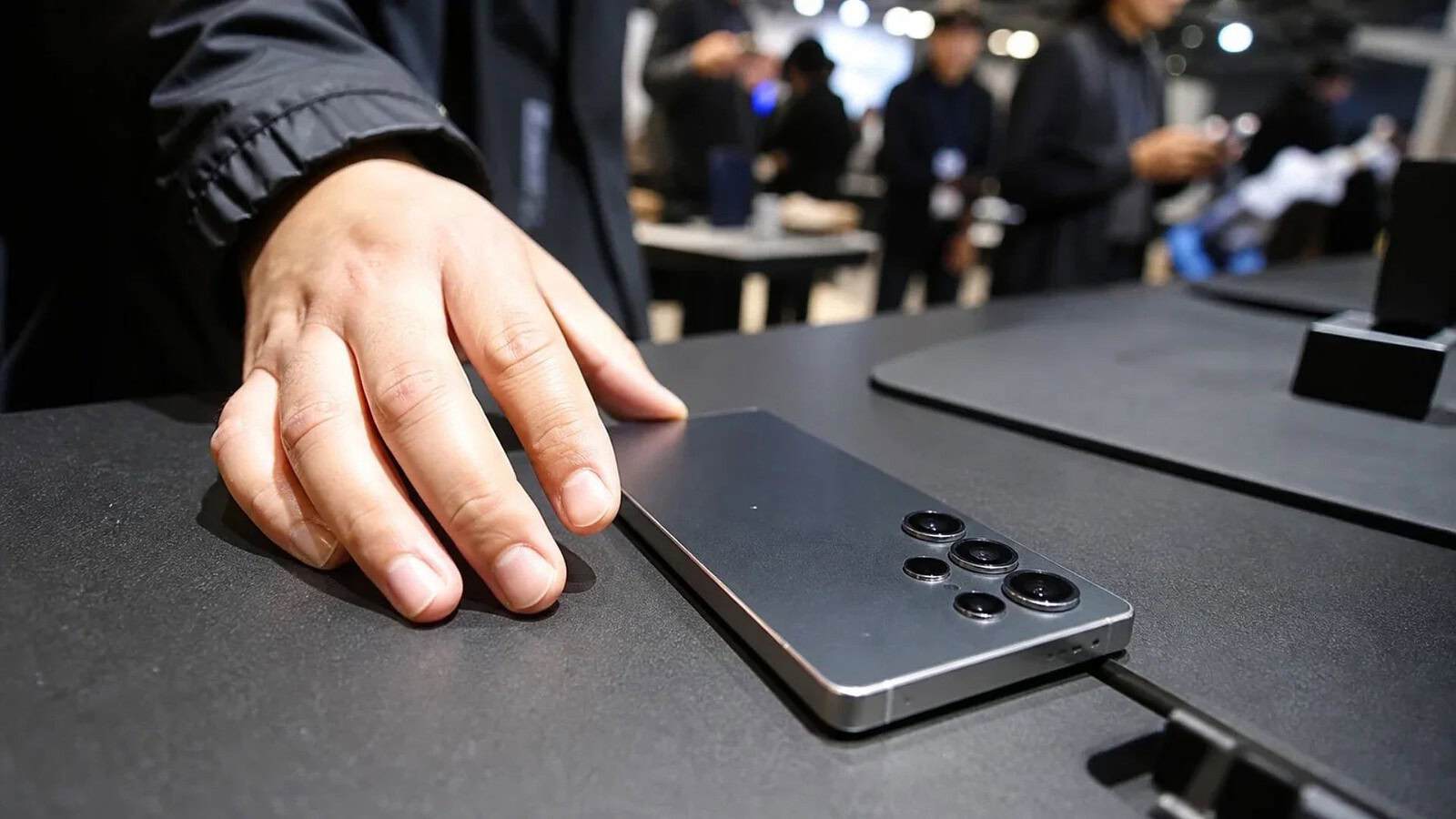 Galaxy S27 Ultra: due versioni in arrivo e il Pro cambia tutto
