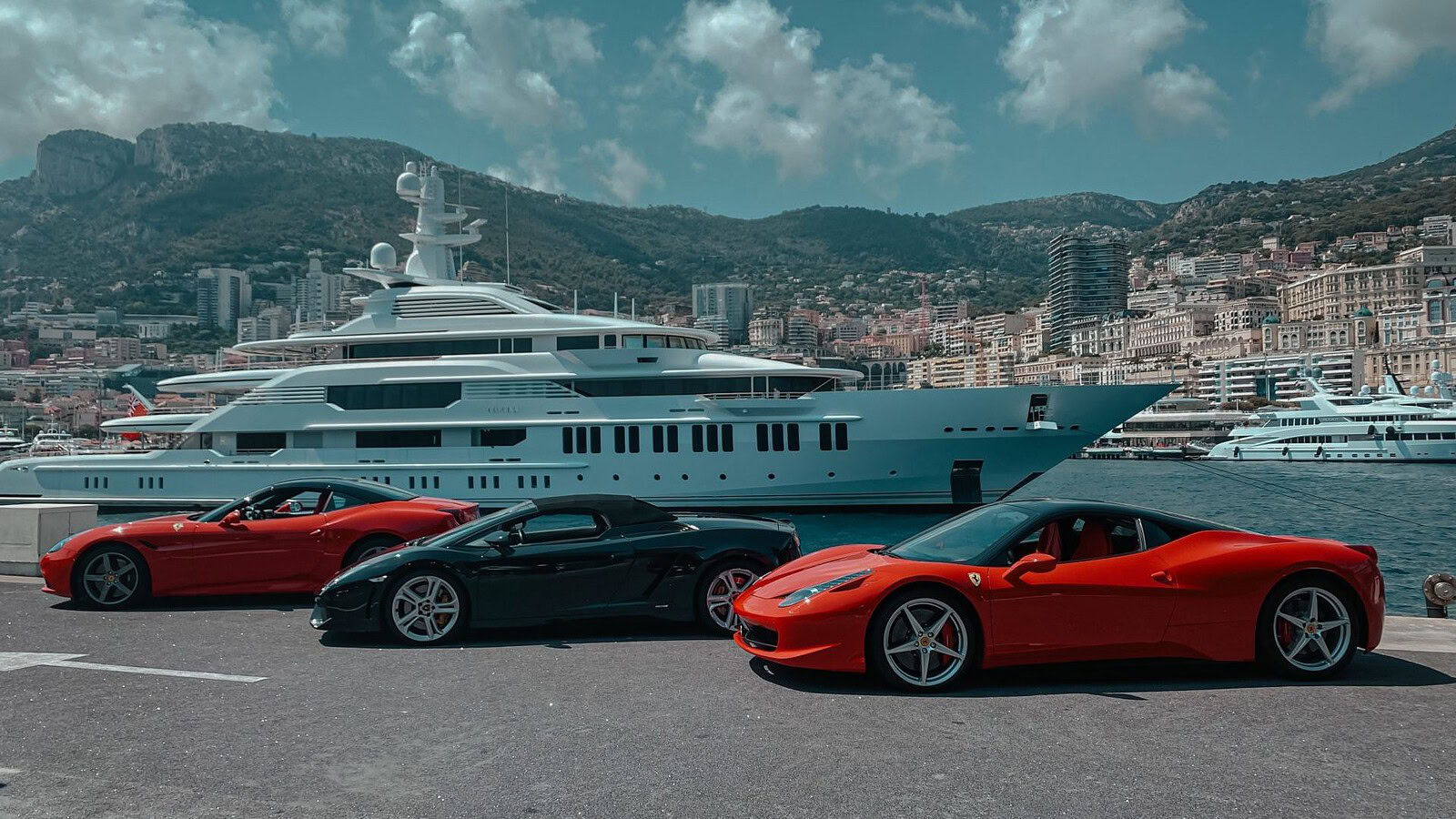 Monaco, il benzinaio delle supercar tra Sinner e Leclerc