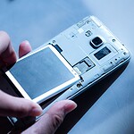 Batterie removibili negli smartphone: l'UE le impone dal 2027